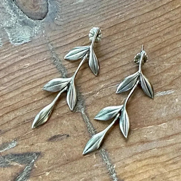 Artisan Jewelry - Sterling Silver Independent Movement Leaves Earrings
